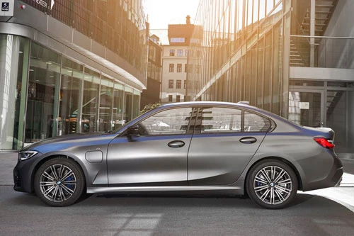 5. BMW 330e. 5. BMW 330e.