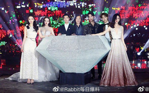 Lần hiếm hoi Dương Mịch, Địch Lệ Nhiệt Ba, Triệu Lệ Dĩnh vui vẻ cùng chụp hình