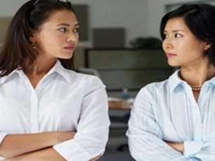 Mẹ đẻ cho mảnh đất, mẹ chồng bảo: “Để chồng đứng tên mới có lộc”, con dâu đáp: “Con không ngu mẹ ạ”