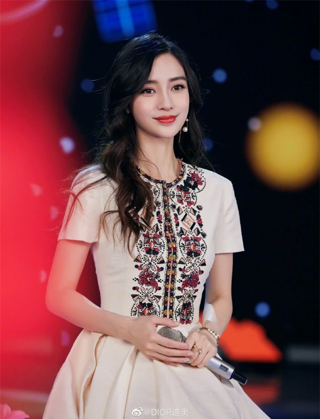 Dàn mỹ nhân Cbiz đẹp nức nở sự kiện countdown: Nhiệt Ba khí chất, Angela Baby - Dương Mịch thần thái bất phân thắng bại - Ảnh 11. Dàn mỹ nhân Cbiz đẹp nức nở sự kiện countdown: Nhiệt Ba khí chất, Angela Baby - Dương Mịch thần thái bất phân thắng bại - Ảnh 11.
