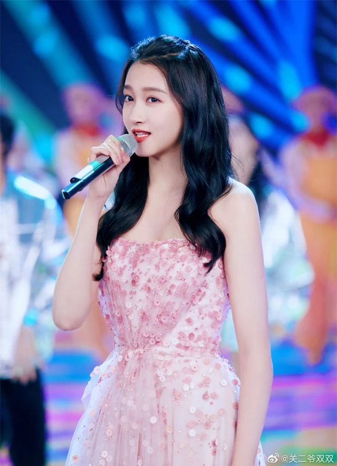 Dàn mỹ nhân Cbiz đẹp nức nở sự kiện countdown: Nhiệt Ba khí chất, Angela Baby - Dương Mịch thần thái bất phân thắng bại - Ảnh 17. Dàn mỹ nhân Cbiz đẹp nức nở sự kiện countdown: Nhiệt Ba khí chất, Angela Baby - Dương Mịch thần thái bất phân thắng bại - Ảnh 17.
