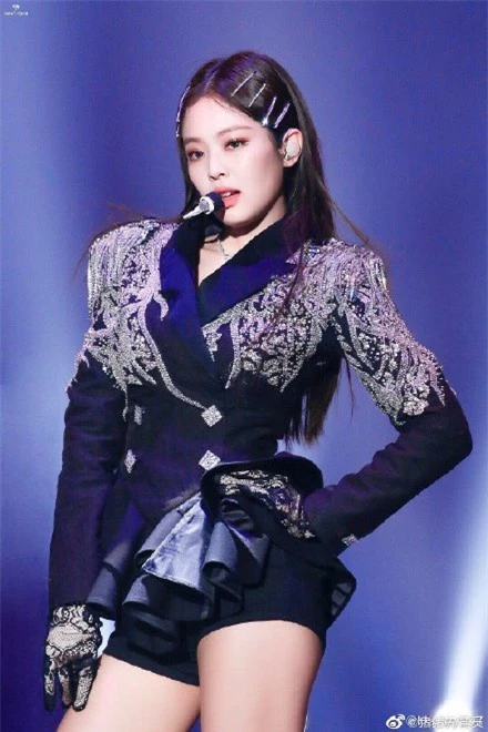 "Đêm xuân 2020": Địch Lệ Nhiệt Ba vướng nghi vấn bắt chước Jennie (Black Pink)? - Ảnh 9.