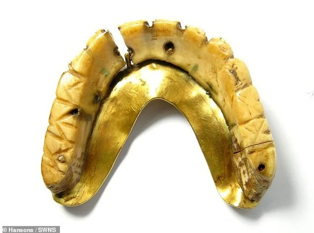 Hàm răng giả gắn vàng 200 năm tuổi giá ước tính hàng trăm triệu đồng - ảnh 3