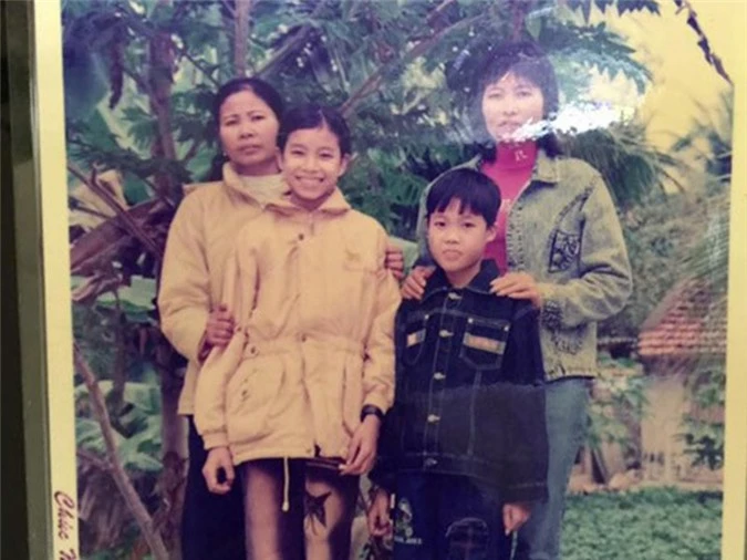 Ngỡ ngàng ảnh hồi nhỏ và chưa nổi tiếng của Phạm Hương - Hình 2 Ngo ngang anh hoi nho va chua noi tieng cua Pham Huong-Hinh-2