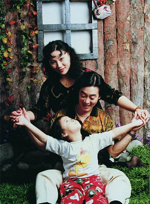 Vào năm 1985, khi Lục Tiểu Linh Đồng bị ốm tới 3 tháng, Vu Hồng đã không quản ngại khó khăn vừa làm việc ở phim trường vừa chăm sóc cho người yêu ở bệnh việc.