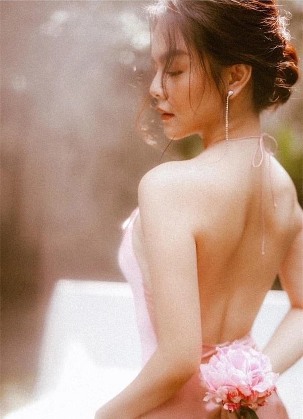 Mỹ nhân này đăng ảnh bikini như hiện tượng hiếm có khó tìm trong showbiz Việt