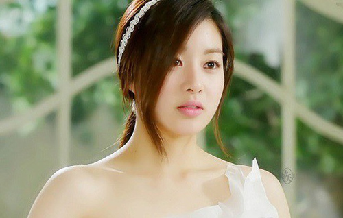 Ngày tôi tái hôn, mẹ chồng vừa khóc vừa đưa một món quà đặc biệt khiến tôi ngỡ ngàng không nói nên lời