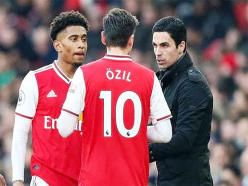 Arsenal vs M.U: Sau Lampard đến Solskjaer, Arteta đỡ nổi không?