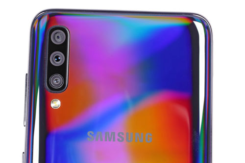 Samsung Galaxy A70 với 3 camera sau, RAM 6 GB, pin 4.500 mAh giảm giá hấp dẫn dịp đầu năm mới