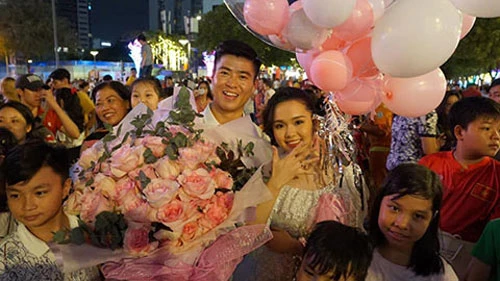 Duy Mạnh cầu hôn em vợ Văn Quyết ngày đầu năm Duy Mạnh cầu hôn em vợ Văn Quyết ngày đầu năm