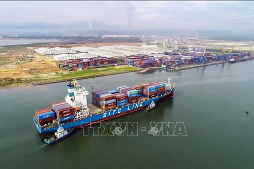 Tàu 22.000 tấn vào bốc xếp hàng hóa tại cảng Chu Lai, thuộc Công ty TNHH Một thành viên Cảng Chu Lai - Trường Hải (tỉnh Quảng Nam). Ảnh: TTXVN