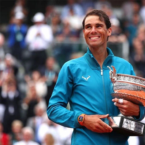 Nadal tiếp tục thống trị mặt sân đất nện khi lần thứ 12 vô địch Roland Garros, nâng tổng số danh hiệu Grand Slam giành được trong sự nghiệp lên con số 19, chỉ kém Federe một danh hiệu. Ảnh: Instagram.