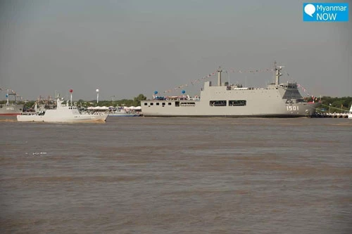 Cuộc duyệt binh mừng 72 năm thành lập và phát triển lực lượng Hải quân Myanmar được tiến hành ngay trên sông Yangon qua Thủ đô của nước này. Nguồn ảnh: Livejournal.