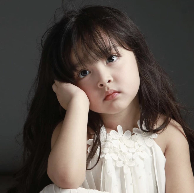 Hai phá phúng phính và đôi mắt to tròn của Zia khiến ai nhìn cũng yêu. Hai phá phúng phính và đôi mắt to tròn của Zia khiến ai nhìn cũng yêu.