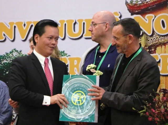 Giám đốc Sở Du lịch Hà Nội Trần Đức Hải trao quà cho ông bà Baron tại buổi lễ. Giám đốc Sở Du lịch Hà Nội Trần Đức Hải trao quà cho ông bà Baron tại buổi lễ.