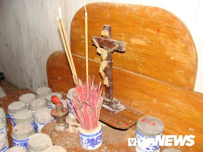 Các hài nhi táng trong lọ nhang và cất giữ ở nhà ông Bao, đến khi được nhiều, thì ông táng vào ngôi mộ khổng lồ do ông xây dựng ở cánh đồng. Các hài nhi táng trong lọ nhang và cất giữ ở nhà ông Bao, đến khi được nhiều, thì ông táng vào ngôi mộ khổng lồ do ông xây dựng ở cánh đồng.