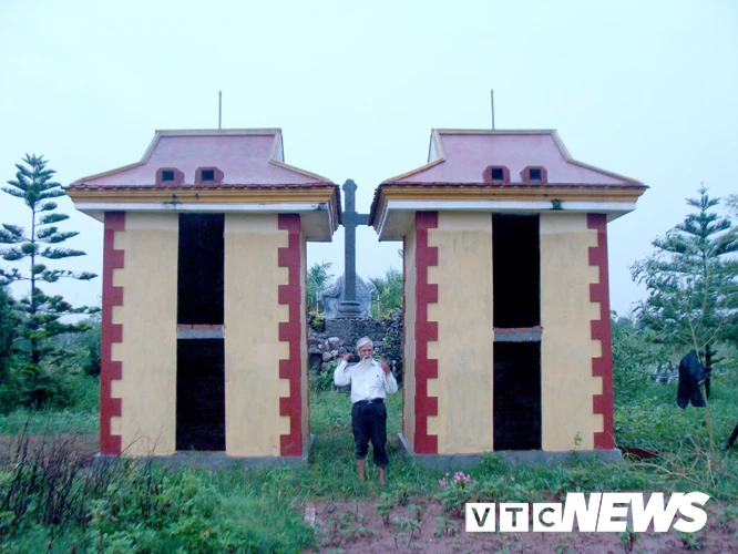 Ông Bao bên hai ngôi mộ khổng lồ, nơi ông táng hàng ngàn hài nhi vào trong đó.