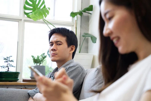 Vợ tôi như thể bị nghiện facebook, cái gì cũng phải "cúng face" trước. (Ảnh minh họa) Vợ tôi như thể bị nghiện facebook, cái gì cũng phải "cúng face" trước. (Ảnh minh họa)