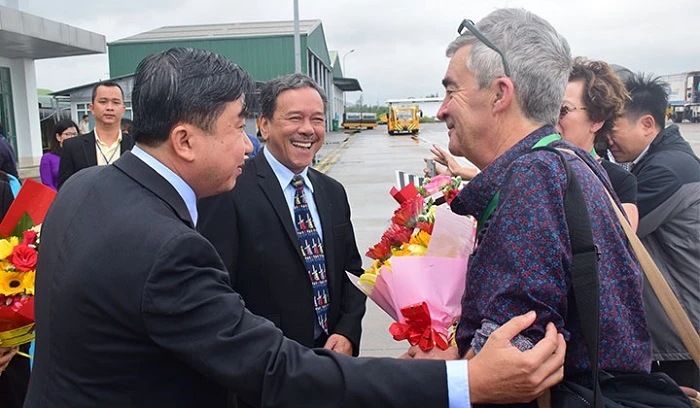 Lãnh đạo sở Du lịch tỉnh Thừa Thiên Huế đón và tặng quà cho những du khách đầu tiên đến vùng đất Cố Đô bằng đường hàng không năm 2020