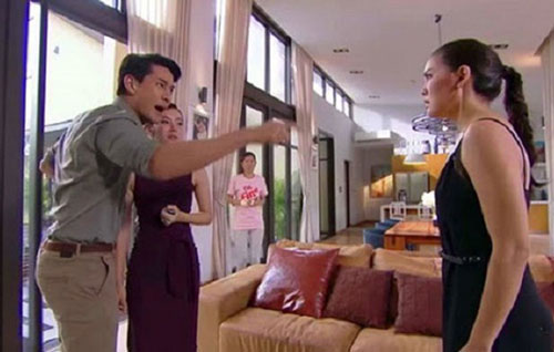 Chồng cũ tái mặt nhận 100 triệu từ vợ cũ kèm câu nói: "Tôi từ thiện cho người ngoài còn được thì việc cứu bố của con trai tôi cũng là việc nên làm"