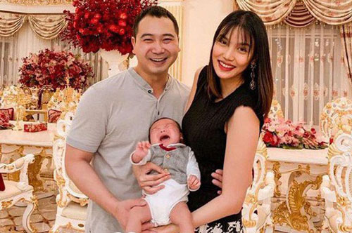 Phát sốt với bức ảnh đón năm mới nhà Lan Khuê, biểu cảm "đã nói con không thích chụp hình" của cậu con trai gây chú ý