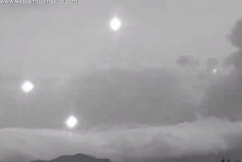 Rùng mình trước hình ảnh vật thể lạ nghi UFO đi khám sát