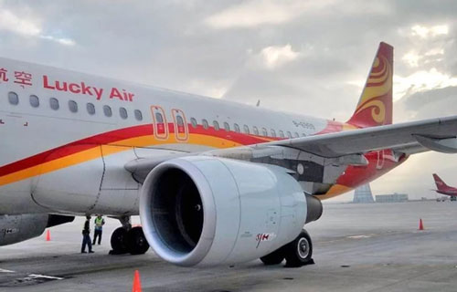 Bị phạt 17.000 USD vì ném đồng xu vào động cơ máy bay