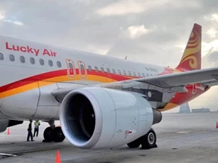 Bị phạt 17.000 USD vì ném đồng xu vào động cơ máy bay