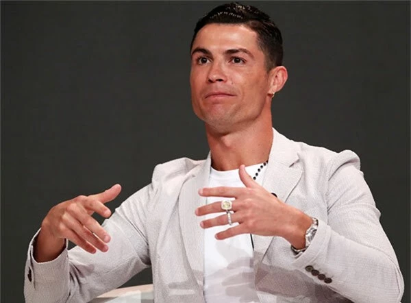 Tham dự lễ trao giải Bóng đá toàn cầu tại Dubai, C. Ronaldo diện một cây trắng và đeo trang sức đắt giá ở cánh tay trái.