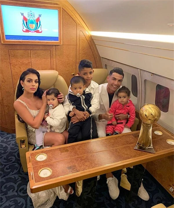 C. Ronaldo mừng giải thưởng bên người tình và các con. Siêu sao Bồ Đào Nha cùng gia đình sang Dubai nghỉ mát đóng Giáng sinh từ cuối tuần trước và rời đi sau lễ trao giải.