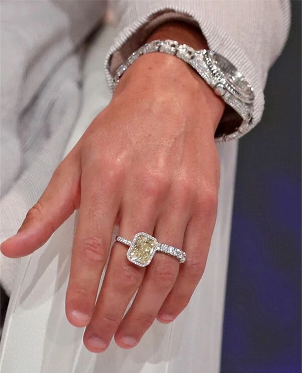 Siêu sao 34 tuổi đeo một chiếc nhẫn đính viên kim cương lớn màu vàng, xung quanh là các viên kim cương màu trắng ở ngón giữa. Chiếc nhẫn thường được coi là nhẫn đính hôn dành cho phái nữ có giá trị 200.000 bảng.