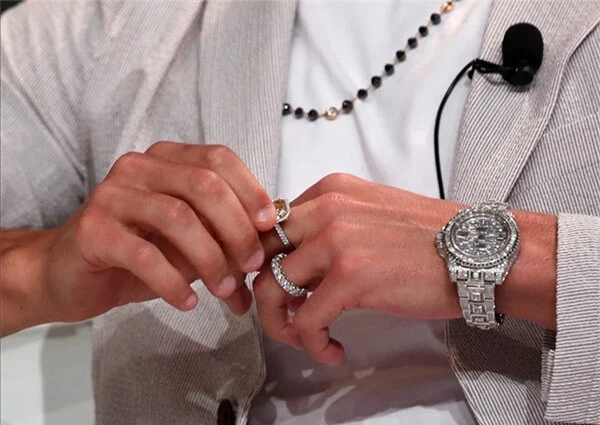 Ở ngón áp út, C. Ronaldo cũng đeo một chiếc nhẫn nạm kim cương 50.000 bảng. Siêu sao Bồ Đào Nha còn đeo đồng hồ Rolex GMT-Master Ice được coi là đắt nhất thế giới với giá 380.000 bảng.