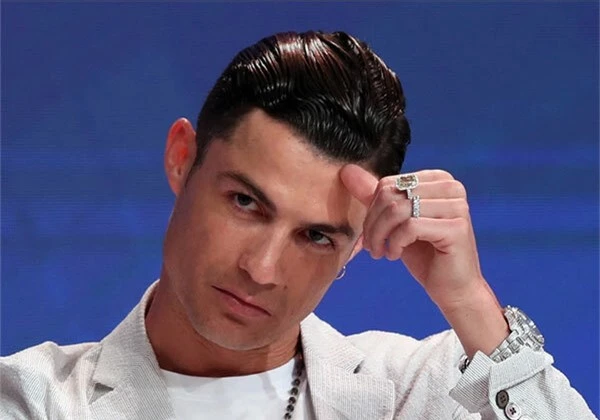 C. Ronaldo cũng là cầu thủ đỏm dáng thích sử dụng trang sức đi sự kiện.