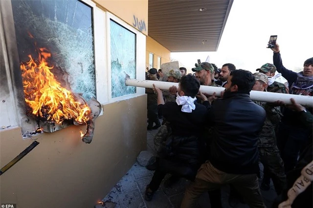 Đại sứ quán Mỹ ở Iraq tan hoang sau vụ tấn công của người biểu tình - 5