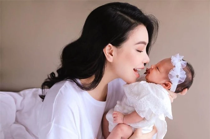 Đâu chỉ Phạm Hương, loạt mỹ nhân Việt gây ngỡ ngàng khi bất ngờ khoe con - Hình 4 Dau chi Pham Huong, loat my nhan Viet gay ngo ngang khi bat ngo khoe con-Hinh-4