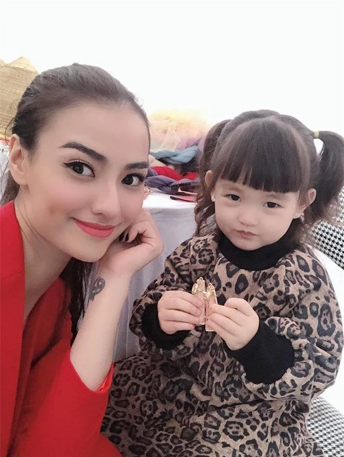 Đâu chỉ Phạm Hương, loạt mỹ nhân Việt gây ngỡ ngàng khi bất ngờ khoe con - Hình 9 Dau chi Pham Huong, loat my nhan Viet gay ngo ngang khi bat ngo khoe con-Hinh-9