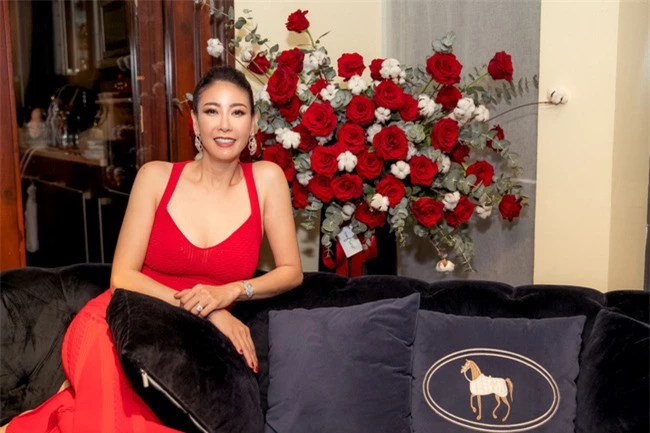 Ngoài tứ tuần Hoa hậu Hà Kiều Anh vẫn tự tin diện váy gợi cảm khoe vòng một trễ nãi - Ảnh 3.