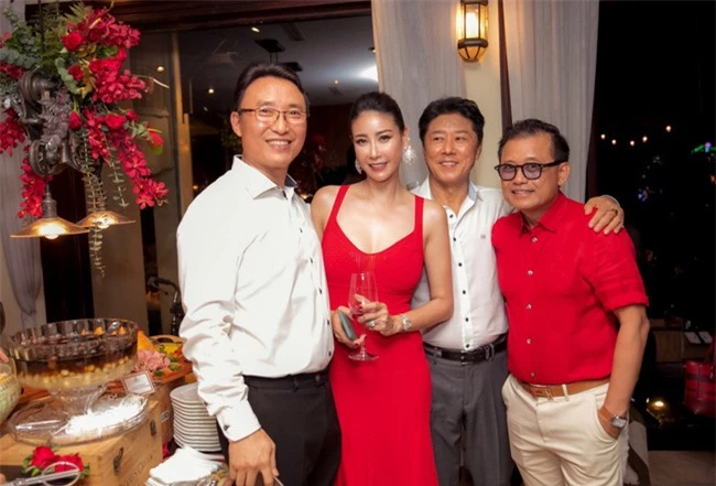 Ngoài tứ tuần Hoa hậu Hà Kiều Anh vẫn tự tin diện váy gợi cảm khoe vòng một trễ nãi - Ảnh 4.