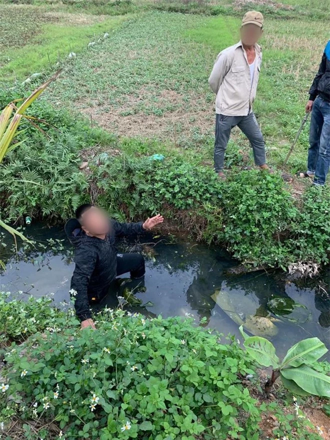 Nghi sờ ngực cô gái giữa đường, nam thanh niên bị đánh chảy máu mồm, đạp ngã xuống mương nước - Ảnh 2.