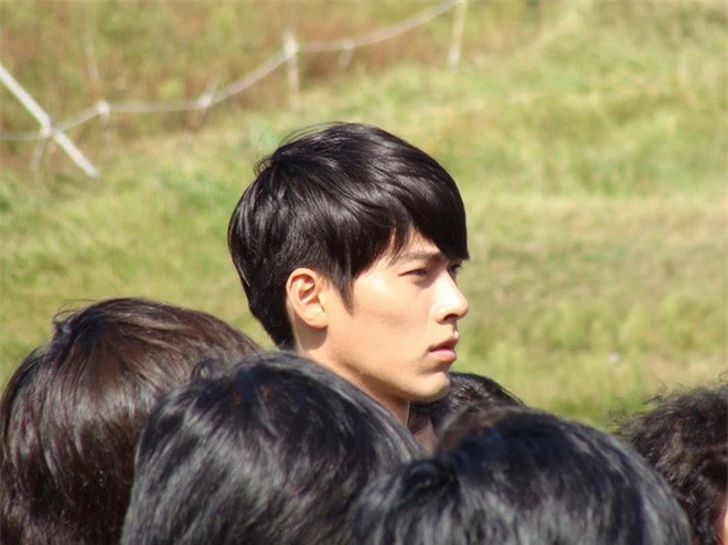 “Soái ca Triều Tiên” Hyun Bin gây bão mạng với góc nghiêng sắc lẹm như dao dọc giấy, sống mũi hiếm có khó tìm - Ảnh 13.