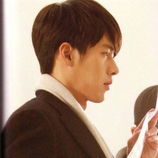 “Soái ca Triều Tiên” Hyun Bin gây bão mạng với góc nghiêng sắc lẹm như dao dọc giấy, sống mũi hiếm có khó tìm - Ảnh 18.