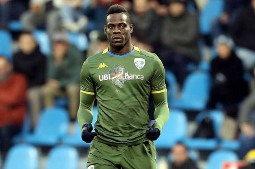 Balotelli gây náo loạn trong đêm Giao thừa