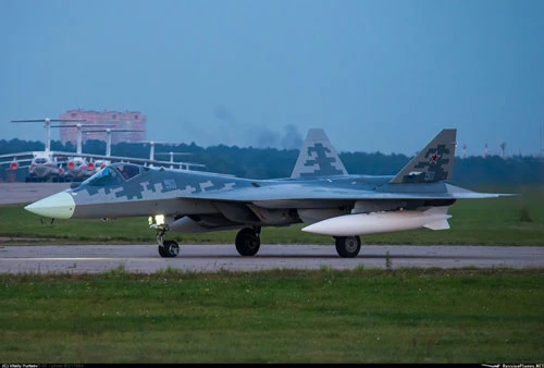 Theo thông tin mới nhất vừa được truyền thông Nga đăng tải, nước này sẽ nhận một loạt chiến đấu cơ Su-57 trong năm 2020 bất chấp mọi bê bối và tai tiếng liên quan tới tiêm kích tàng hình này trong năm vừa rồi. Nguồn ảnh: Rumil.