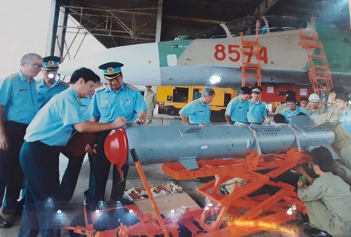 Những hình ảnh mới nhất vừa được hé lộ cho thấy trong biên chế của Quân đội Việt Nam từng có sử dụng loại bom dẫn dường thông minh mang tên KAB-500Kr do Nga sản xuất. Nguồn ảnh: TL.
