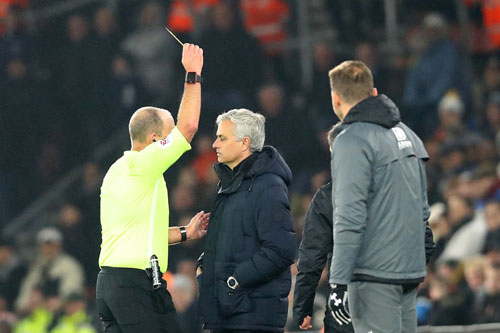 CLIP: Hài hước trước cảnh Mourinho 'ăn thẻ' vì xem trộm ghi chép của đối thủ