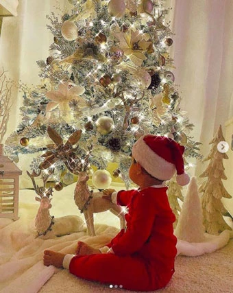 Ngày 24/12, Hoa hậu Phạm Hương bất ngờ công khai chuyện sinh con trên đất Mỹ. Con trai Phạm Hương tên là Maximus, đã tròn 1 tuổi. Ngày 24/12, Hoa hậu Phạm Hương bất ngờ công khai chuyện sinh con trên đất Mỹ. Con trai Phạm Hương tên là Maximus, đã tròn 1 tuổi.