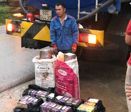 Quảng Nam: Bắt giữ xe bồn chở xăng kiêm chở pháo lậu