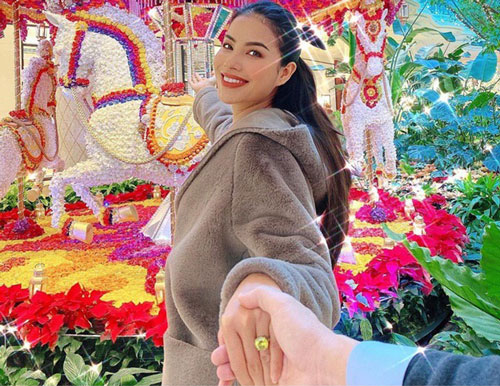 Phạm Hương gây chú ý với chiếc nhẫn kim cương khủng khi "tay trong tay" bên đại gia giấu mặt