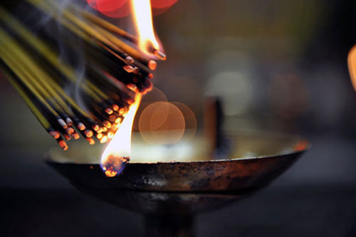 Cách rút bớt chân nhang chuẩn nhất để gia tiên hài lòng luôn phù hộ