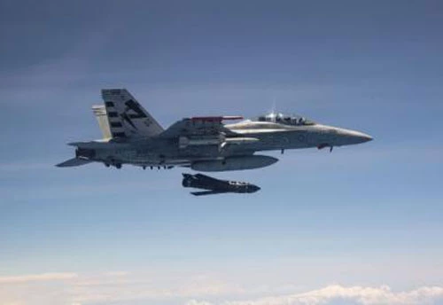 Tiêm kích F/A-18E/F Super Hornet và tên lửa LRASM.